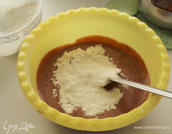 Всыпать мучную смесь и хорошо перемешать лопаткой.