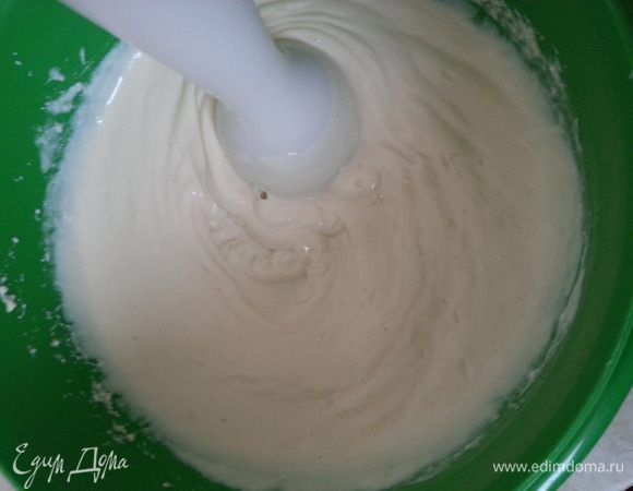 Творог, яйцо и белок (желток необходим для смазывания), сметану, сахар смешать блендером до однородности...
