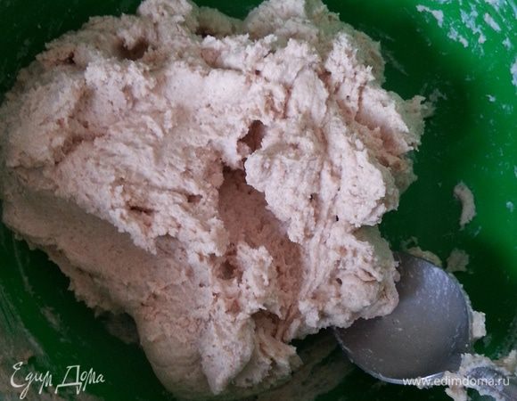 Цельнозерновую муку смешать с сухими дрожжами, всыпать в творожную массу, перемешать...