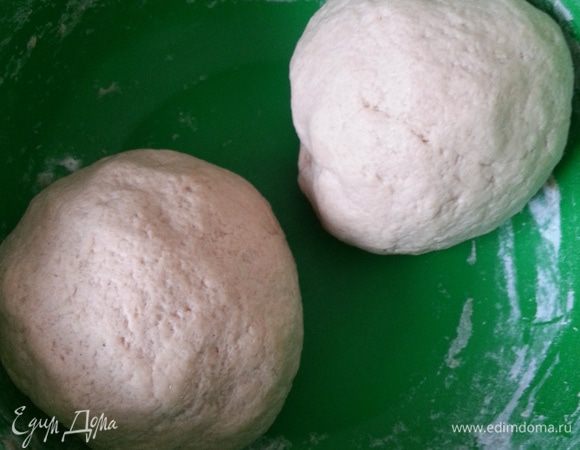 Пшеничную муку высшего сорта водить частями, перемешивая руками, смоченными растительным маслом. Муки может понадобиться чуть меньше или больше, зависит от влажности творога, размера яиц, жидкости сметаны... Тесто должно быть мягким... Делим на две части и оставляем на 0,5 часа, иногда я этого не делаю, а сразу приступаю к формированию круассанов, после чего даю им постоять перед выпеканием около 0,5 часа. Можно убрать тесто в холодильник на несколько часов...