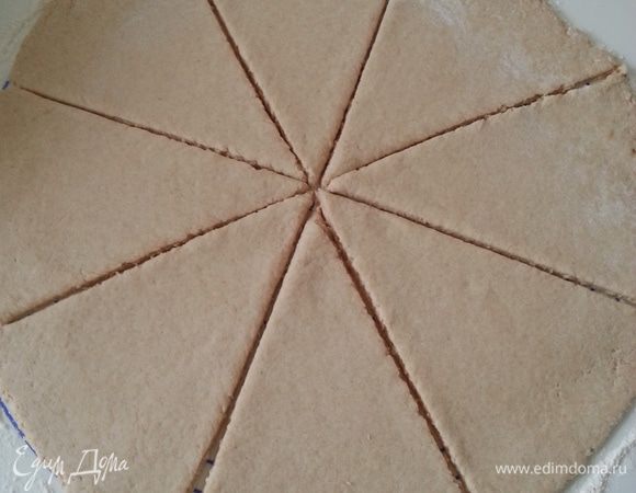 Раскатываем одну часть теста в круг диаметром 30 см. Разрезаем на 8 частей... Творог, яблочный джем и корицу разминаем вилкой.