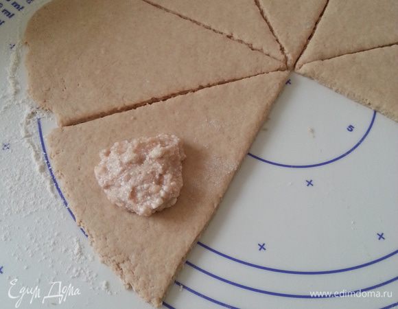 На широкую часть каждого кусочка выкладываем 1 ч.л. начинки...