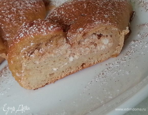 И вот разрез, не совсем как круассан, больше напоминает порционную творожную запеканку в тоненьком румяном тесте...