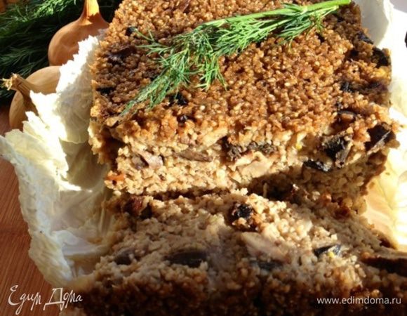 И вот такая у него красивая корочка. 
Получился вкусный и ароматный, а главное полезный и диетический ячневый каравай. Вкусен как в теплом, так и в холодном виде. Хорошо нарезается и не разваливается. 
С таким караваем можно импровизировать: грибы заменить каким-нибудь диетическим мясом, добавить овощи, сыр и т.д. Получится еще вкуснее и сытнее!