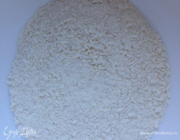 Смешать муку, 30 грамм кокосовой стружки и разрыхлитель.