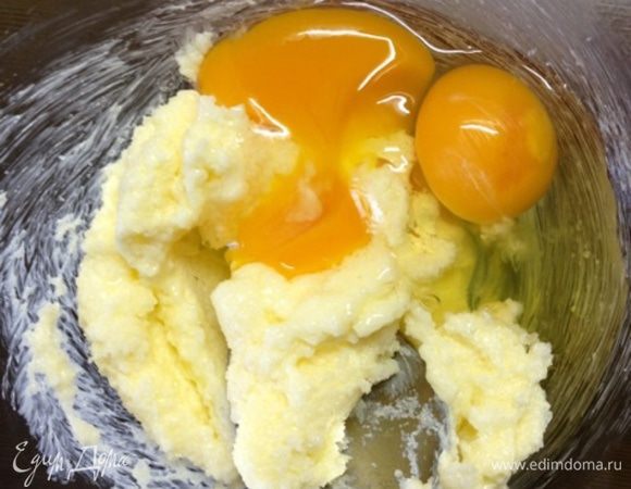 В отдельной миске растереть масло, сахар, яйца, добавить  1 ст. л. лимонного сока.