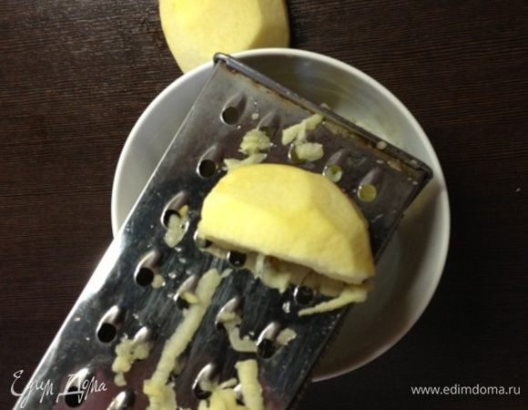 Одно яблоко очистить, натереть на крупной терке, сбрызнуть оставшимся лимонным соком и вмешать в тесто.