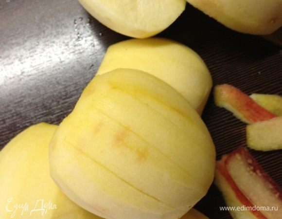 Оставшиеся яблоки очистить, разрезать пополам, удалить сердцевину, надрезать полосами толщиной 1 см, не дорезая до конца.