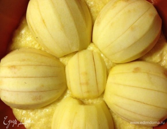 Выложить на тесто яблоки по кругу надрезами вверх. И запечь в разогретой до 190 градусов духовке минут 40.