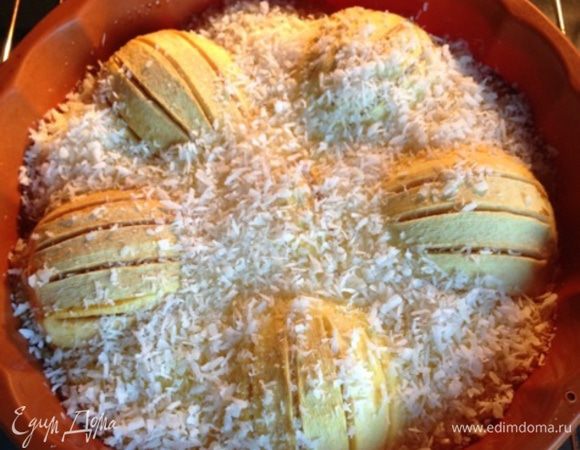 Достать пирог, посыпать оставшейся кокосовой стружкой и отправить в духовку еще на 10 минут.