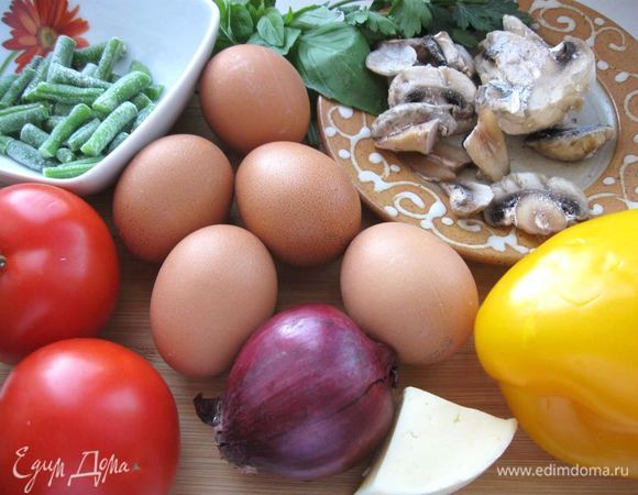 Приготовить все необходимое. Овощи, зелень  и грибы помыть. Грибы порезать пластинками, обжарить на оливковом масле. 
