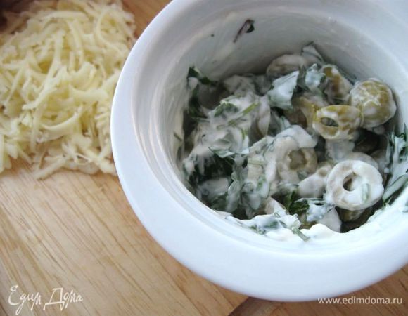 Оливки порезать кружочками, базилик и петрушку  измельчить, добавить сметану,  все перемешать.