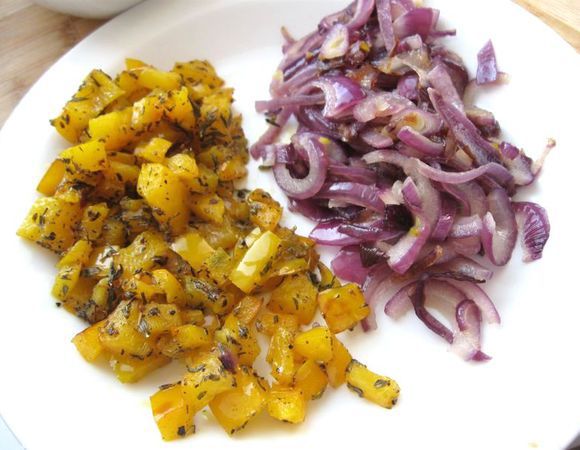 На масле обжарить лук. Перец потушить на масле с добавлением сухого тимьяна, соли, черного перца. Лук поделить на 2 части. Одну добавить в грибы, другую – в перец.