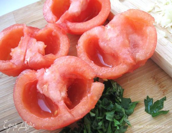  Разрезать на половинки, удалить семенную часть.