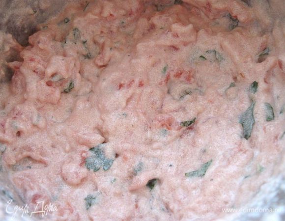 Порезать помидоры кубиками, добавить измельченную зелень, сметану, посолить, поперчить, взбить миксером.