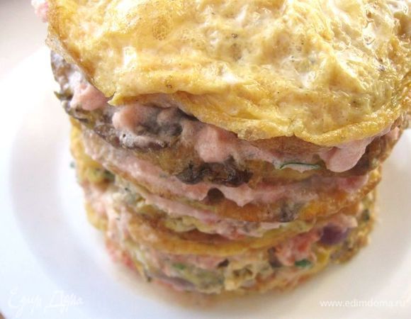 Получается довольно высокая стопочка, верхний блин без начинки.