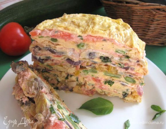 Мне нравится больше охлажденный  вариант, поэтому убираю  тортик в холодильник на пару часов. Может выделиться немного жидкости, которую следует удалить.  В противном случае можно не добавлять воды, когда вы готовите яичную массу.