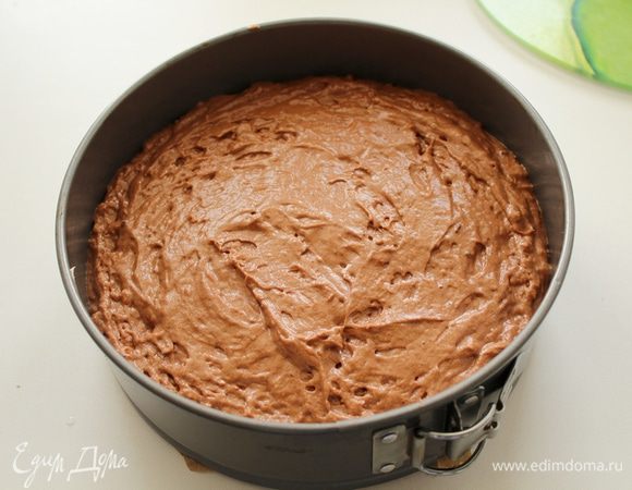  
Выложить тесто в формy. Слегка постучать формой по столу и разровнять лопаткой верх.

Выпекать до сухой спички около 35 минут.

