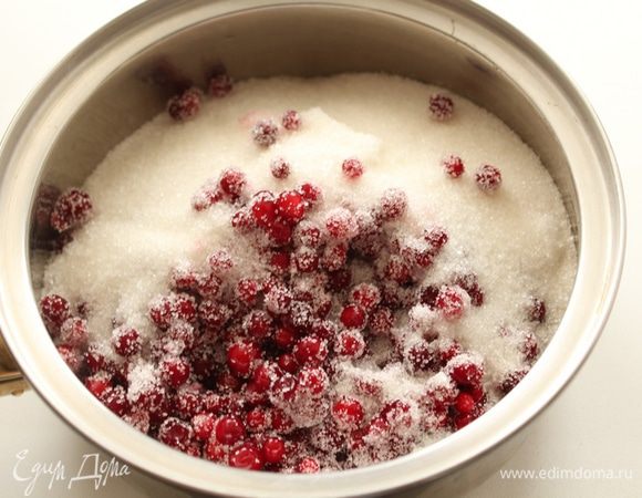 
Бруснику перемолоть в блендере. Выложить в сотейник ,добавить сахар, поставить на огонь. Довести до кипения и уваривать на медленном огне до загустения, примерно минут 15. 