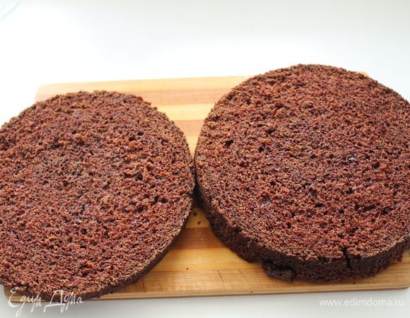 
Разрезать корж пополам