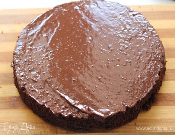 Выложить 1/3 ганаша на нижний корж,