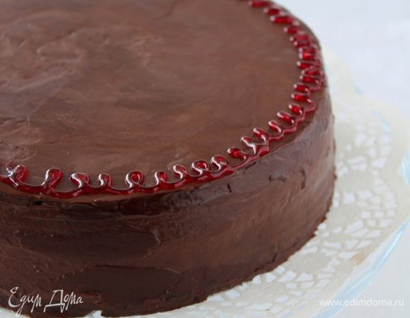 Обмазать торт оставшимся ганашем и украсить . Поставить в холодильник па пару часов.
