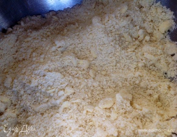Хорошо охлажденное сливочное масло нарезать кубиками и растереть с просеянной мукой в крошку.
