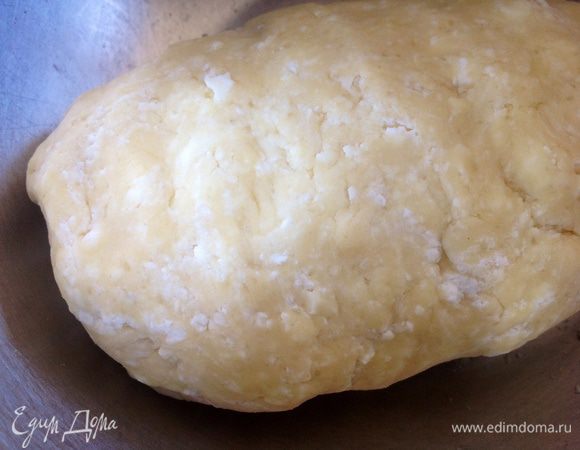И замесить тесто (по необходимости, зависит от плотности творога, можно добавить еще муки, но не больше 50 г). Обернуть тесто пищевой пленкой, и убрать в холодильник 20 минут.