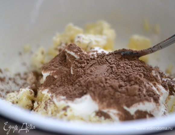 Порубить холодное сливочное масло вилкой,добавить сметану, какао-порошок, перемешать.