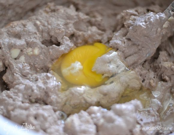 Добавить яйцо,