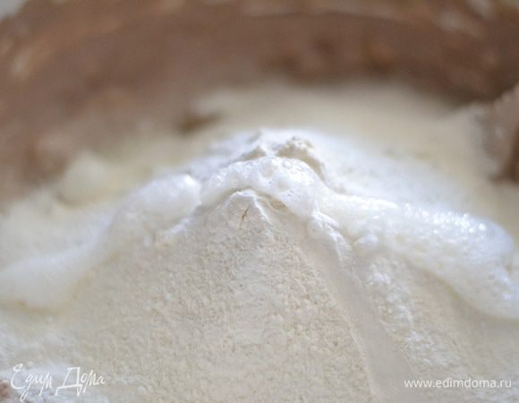 Просеянную муку, соду, погашенную лимонным соком,соль.