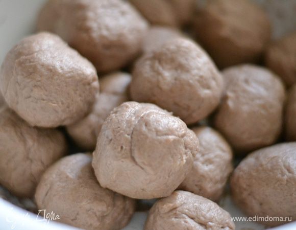 Сразу же отщипнуть немного теста и скатать в шарики, у меня получилось около 18 небольших штук. Отправить в холодильник на минут 40.