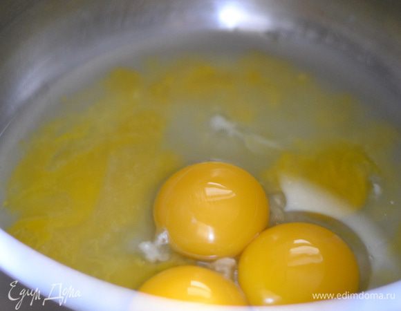 Тем временем приготовим крем. Отделить яйца от желтков и белков. (Белки нам не понадобятся в этом рецепте). Соединить желтки с водой, взбить венчиком до однородности.
