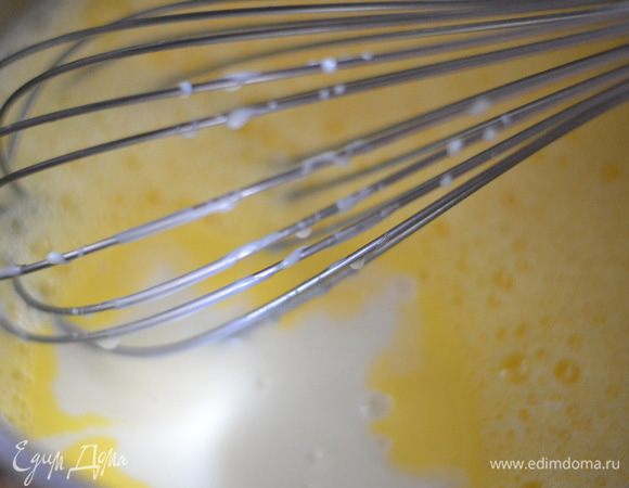 Добавить  сгущенное молоко,перемешать и поставить на плиту. Варить крем на среднем огне,постоянно!! мешая венчиком до загустения. Такой крем варится обычно дольше,чем заварной. Как только появятся первые бульки,снять с огня. 