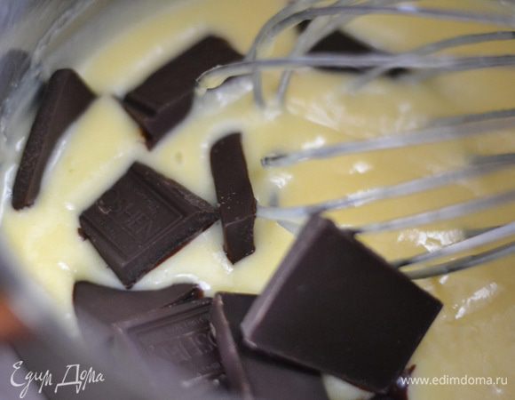 И добавить черный шоколад, перемешать венчиком, пока он весь не растает.