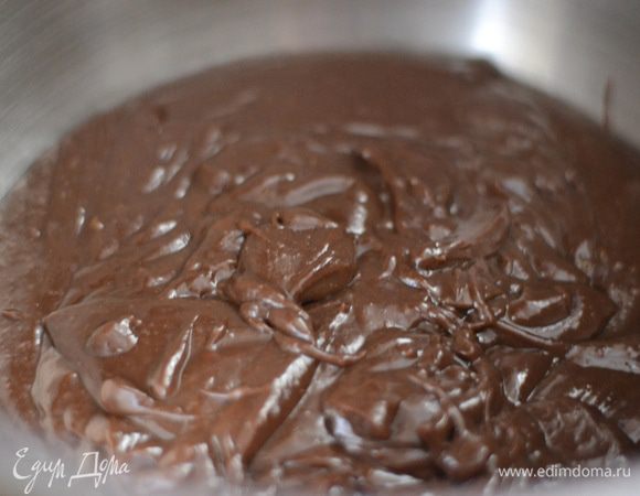 Крем нужно еще хорошенько взбить до гладкости, я взбивала  в комбайне до полного его остывания.