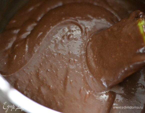 Он получается гладкий,но в то же время воздушный с множеством пузырьков.Отправить в холодильник до охлаждения.