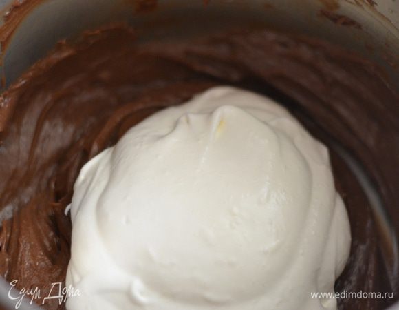 Достаем наш шоколадный крем из холодильника. Взбиваем сливки с 2-мя столовыми ложками сахара (на любителя,можно и без) до пик, воздушных и не плотных. Добавить несколько ложек сливок в шоколадный крем,перемешать венчиком.