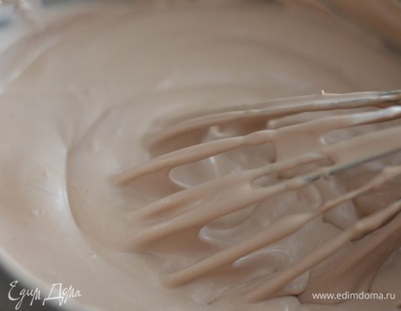 Добавить этот крем в остальные сливки,перемешать венчиком до однородности.