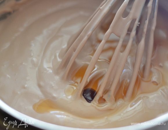 Добавить ликер,снова перемешать.