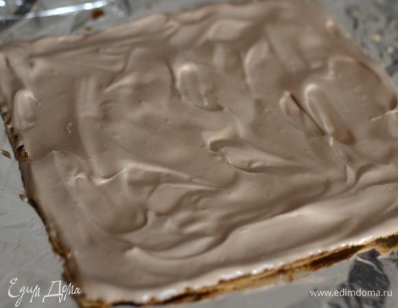 Здесь я смазывала не сильно густо,около 3-4 ст.л. на один корж.