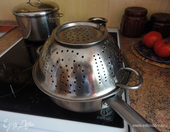 Это так я защищаюсь от разлетающихся брызг мяса во время жарки.