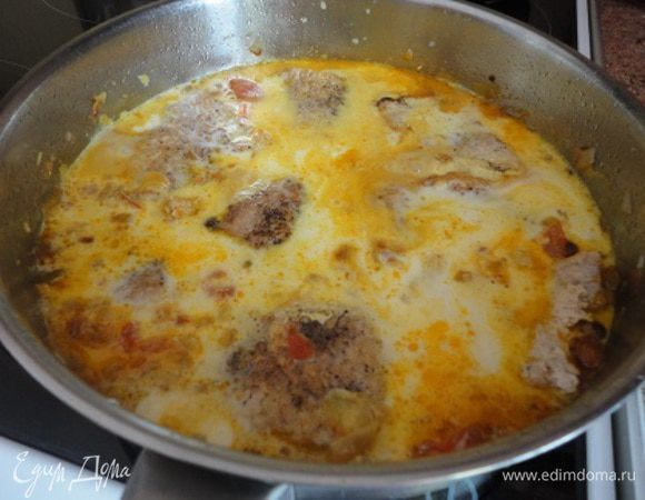 Добавить сметану, соль, перец и готовить еще 10 минут. 