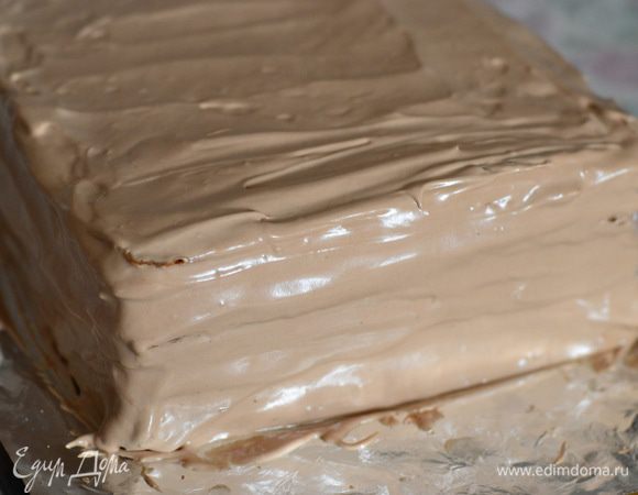 Обмазать хорошенько бока тортика и оправить в холодильник на несколько часов.