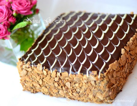 Для приготовления глазури соединить сахар и воду, поставить на огонь,дождаться,пока весь сахар раствориться,добавить шоколад и проварить до его полного растворения,можно по желанию добавить сливочное масло около 10 г. Глазурь остудить ,вылить и распределить по всему торту. Украсить по желанию. Я украсила крошкой и сделала узор из белого шоколада. Тортику дать настояться как минимум ночь.