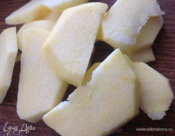 Тем временем яблоки помыть, очистить и нарезать на тонкие дольки.