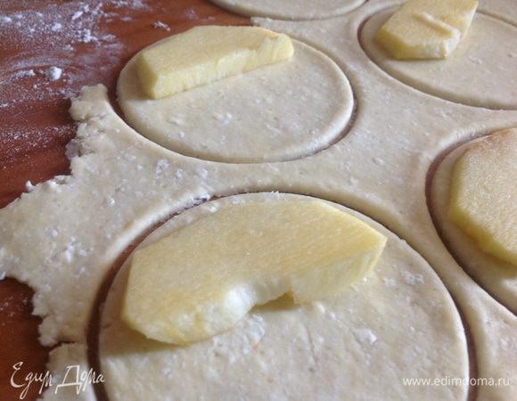 Положить на одну половинку дольки яблок. По желанию дольки можно присыпать корицей с сахаром!