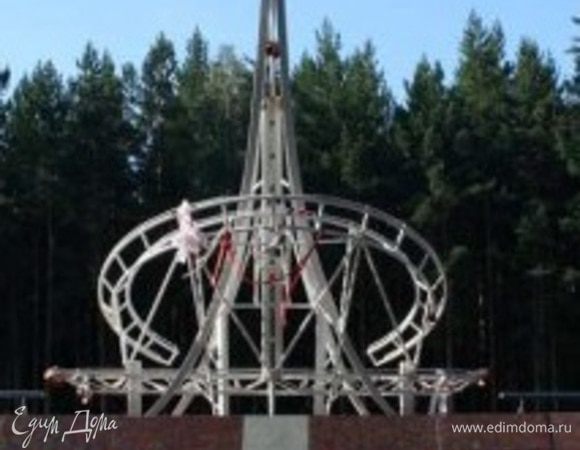 Стела "Европа-Азия" на границе Екатеринбурга.
Из Википедии:"Линия границы Европа—Азия проходит от побережья Карского моря по восточной подошве Уральского хребта, приблизительно параллельно границе между Ненецким автономным округом и Республикой Коми с запада и Ямало-Ненецким и Ханты-Мансийским округом с востока. Далее граница проходит несколько восточнее административной границы между Пермским краем с запада и Свердловской областью с востока, при этом юго-западные районы Свердловской области остаются в Европе".