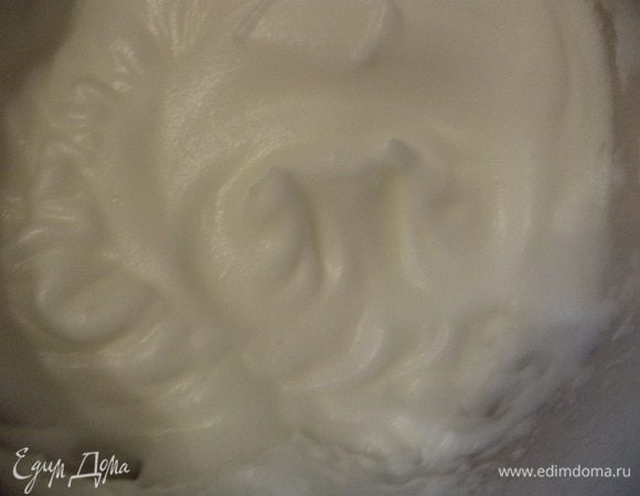 Взбить белки в крутую пену со щепоткой соли.