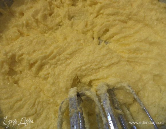 Размягчённое сливочное масло растереть с сахаром и ванильным сааром. 
Добавлять по одному желтки, тщательно взбивая массу.
Затем влить растопленный и остывший мёд.